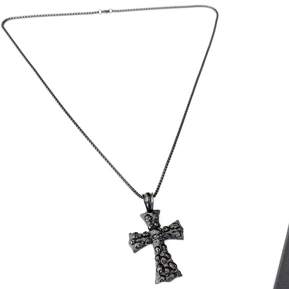 Black metal cross with skulls necklace - Picture 9 of 11